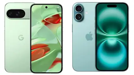 Zwei hellblaue Smartphones stehen nebeneinander. Eines hat ein G-Logo, das andere ein Apfel-Logo. Beide haben Bildschirme.