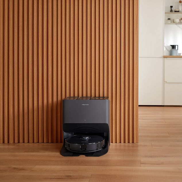 ROBOROCK S8 Pro Ultra Saugroboter mit Docking Station vor brauner Wand