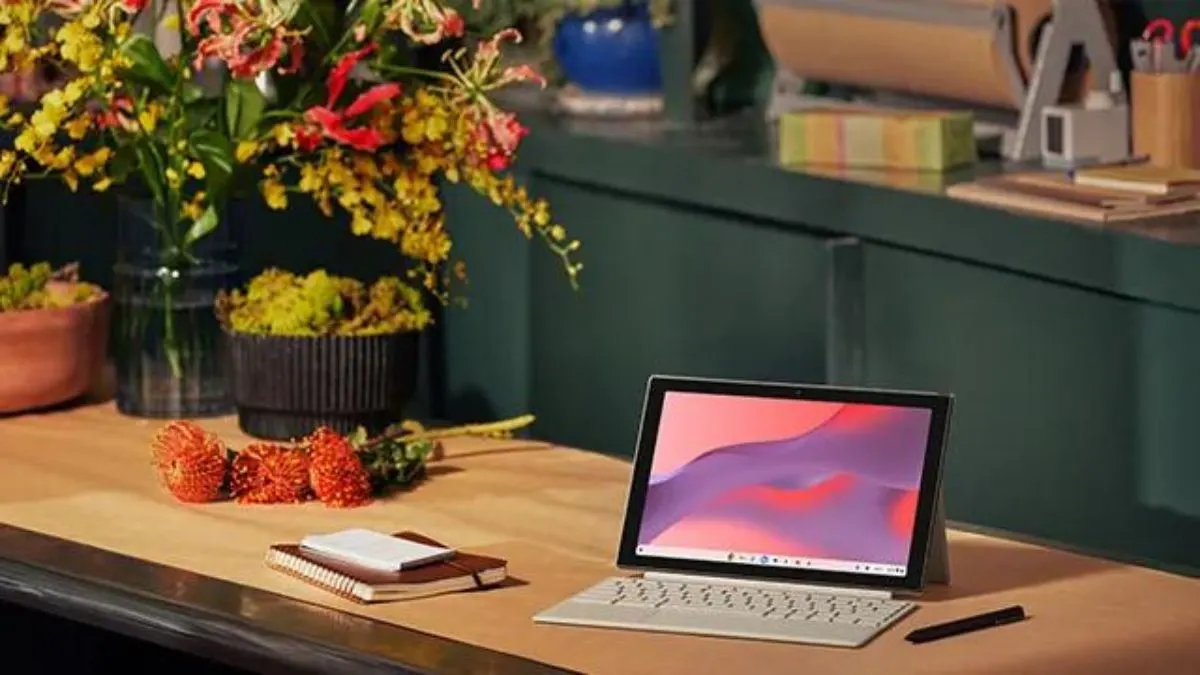 Ein Chromebook-Convertible steht auf einem Küchentisch.