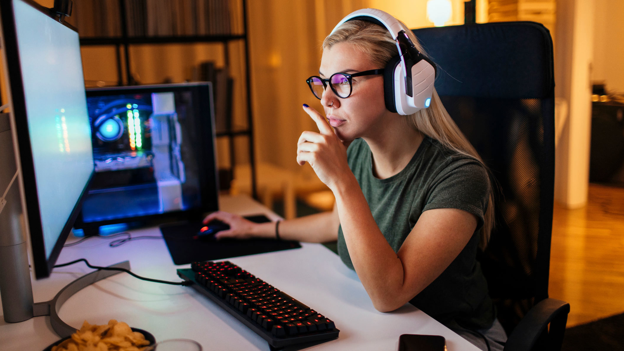 Frau, Gaming, Kopfhörer, Maus, Tastatur, Entertainment
Urheberrecht: Getty Images / mihailomilovanovic