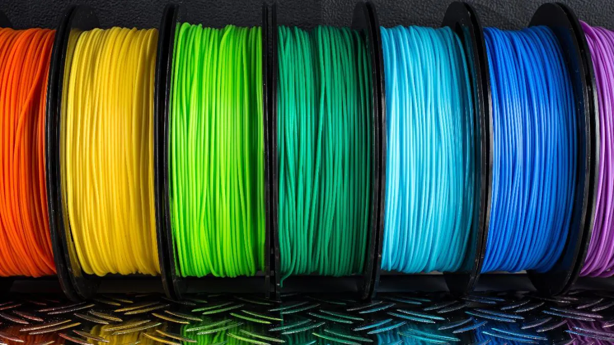 Mehrfarbige Filament-Spulen für einen 3D-Drucker nebeneinander.