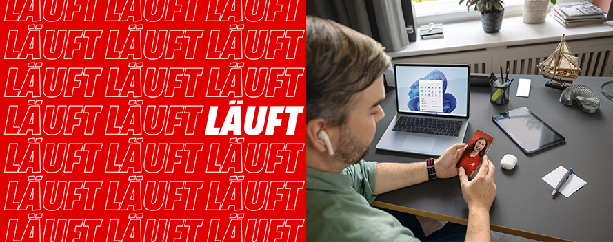 Roter Hintergrund mit dem sich wiederholenden weißen Wort „LÄUFT“, ein Mann mit Laptop und Handy an einem Schreibtisch.