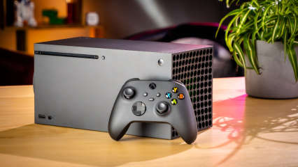 Eine Xbox Series X liegt zusammen mit einem Xbox-Controller auf einem Tisch.