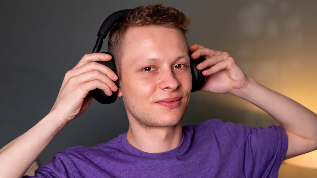 Alex setzt den Kopfhörer Sony WH-1000XM6 ab.