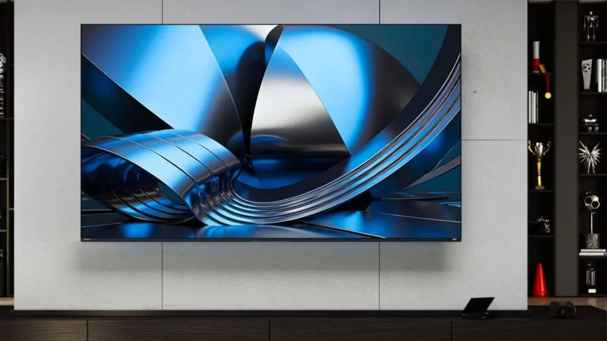 Der QLED-Fernseher Hisense U7SE hängt an einer Wohnzimmerwand.