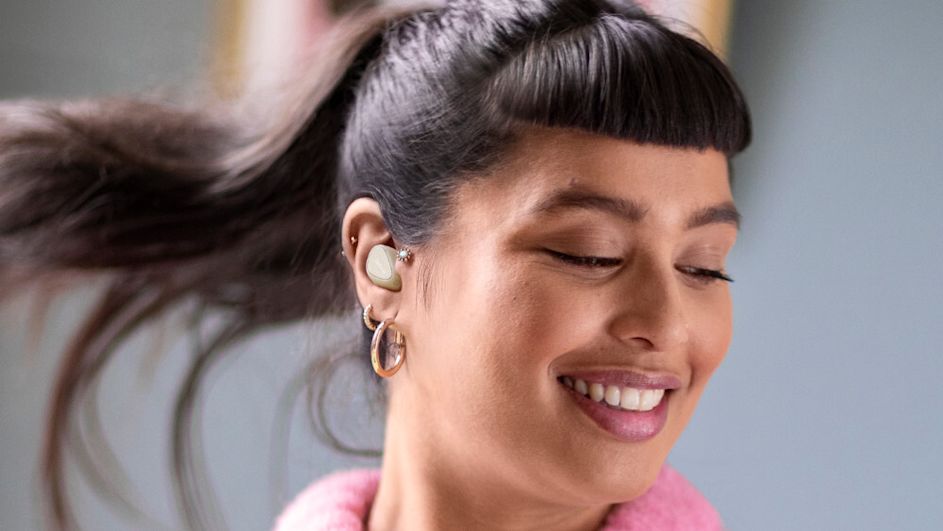Frau hört Jabra Elite 5 Teaserbild