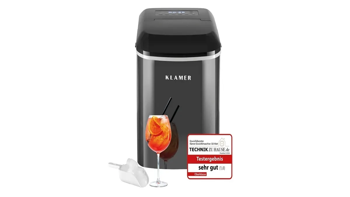 Die Klamer Ice Maker 15kg / 24h Eiswürfelmaschine vor weißem Hintergrund, davor ein Cocktailglas und eine Eisschaufel mit Eiswürfeln. Daneben eine Plakette mit der Aufschrift Testergebnis: sehr gut von Techtnikzuhause.de.
