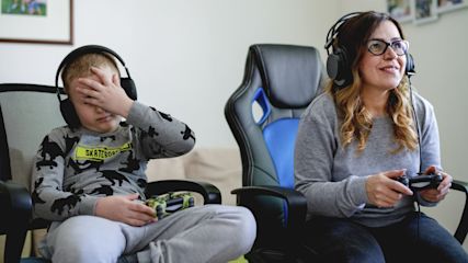 Geschwister, Junge, Mädchen, Gaming-Stuhl, Gaming, PlayStation 4, PS4
Urheber: Getty/dmphoto, 1219438427
