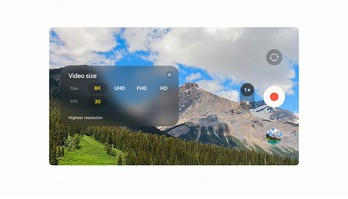 Smartphone-Kameraoberfläche vor Berglandschaft. Eingeblendete Videosteuerung zeigt 8K-Aufnahme, Zoomstufen und Aufnahmetaste.