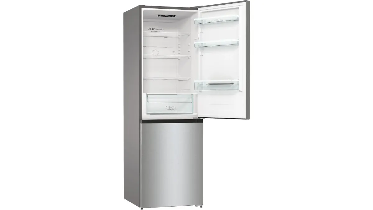 Die Kühl-Gefrierkombination Gorenje NRC61CSXL4 mit geöffnetem Kühlteil vor einem weißen Hintergrund.