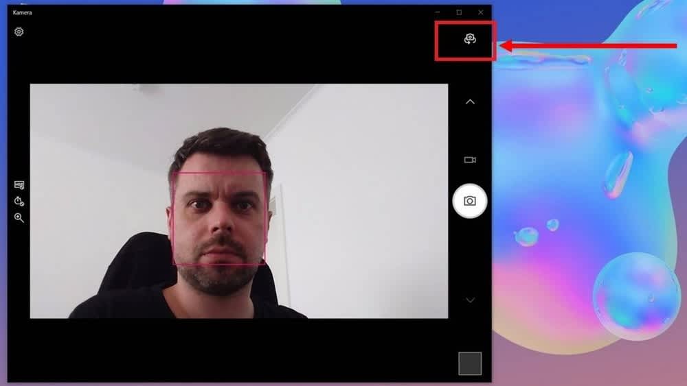 Patrick Schulze testet die Funktionalität seiner Webcam über eine Standard-Kamera-App von Windows 10.