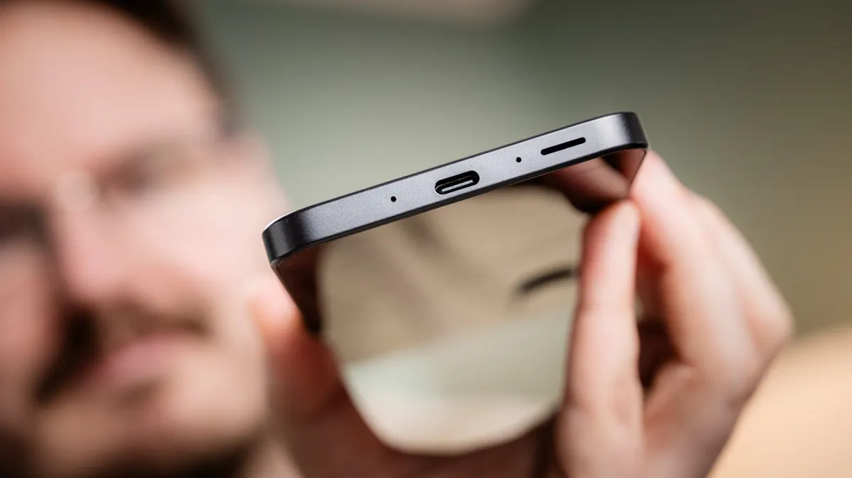 Michael präsentiert die Rahmenunterseite des Samsung Galaxy A26 5G mit zwei Mikrofonen, USB-C-Anschluss und Monolautsprecher.