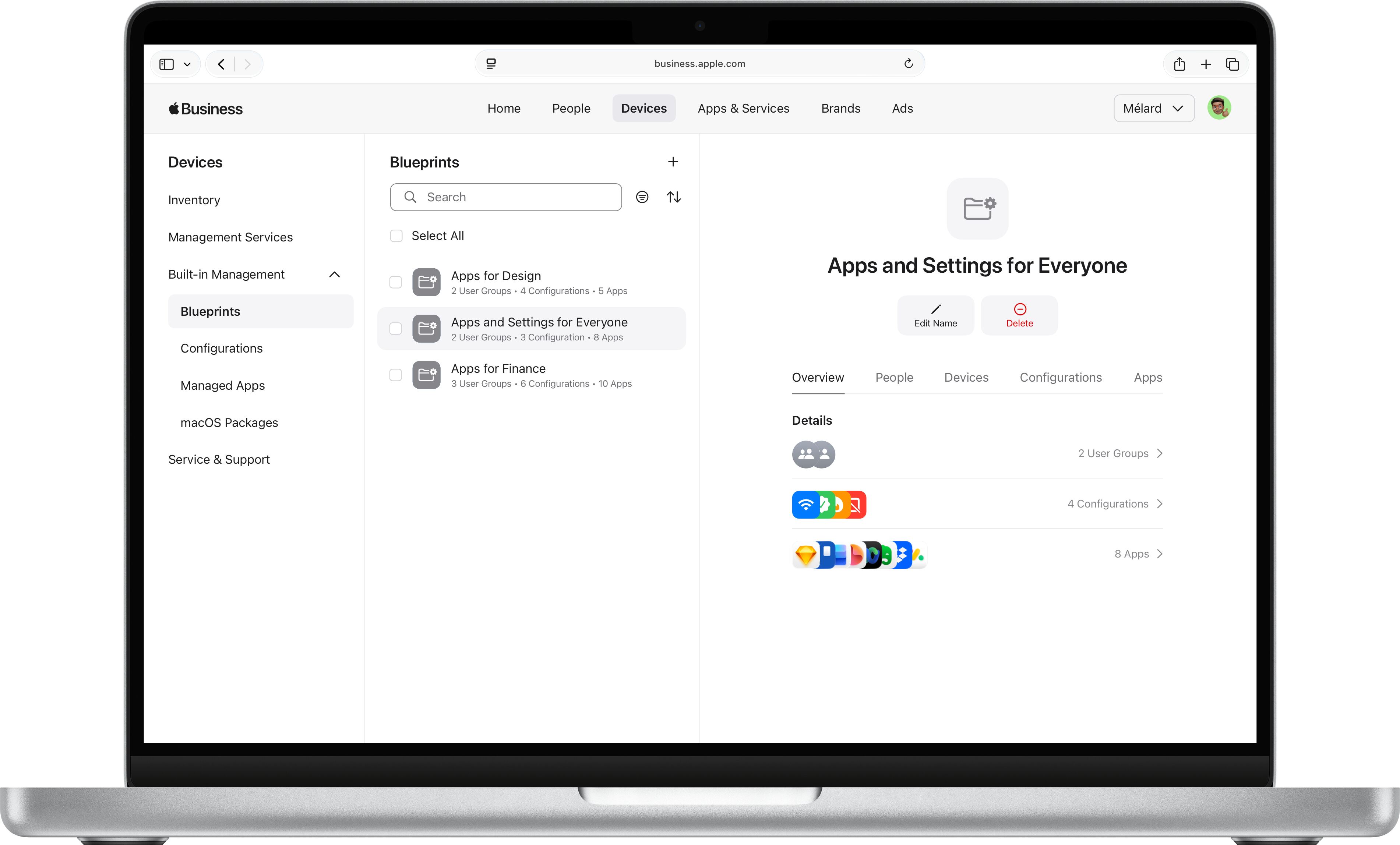 Ein Display eines Apple Notebooks worauf ein farbiges Rund-Diagramm und ein Chatfenster zu sehen ist.