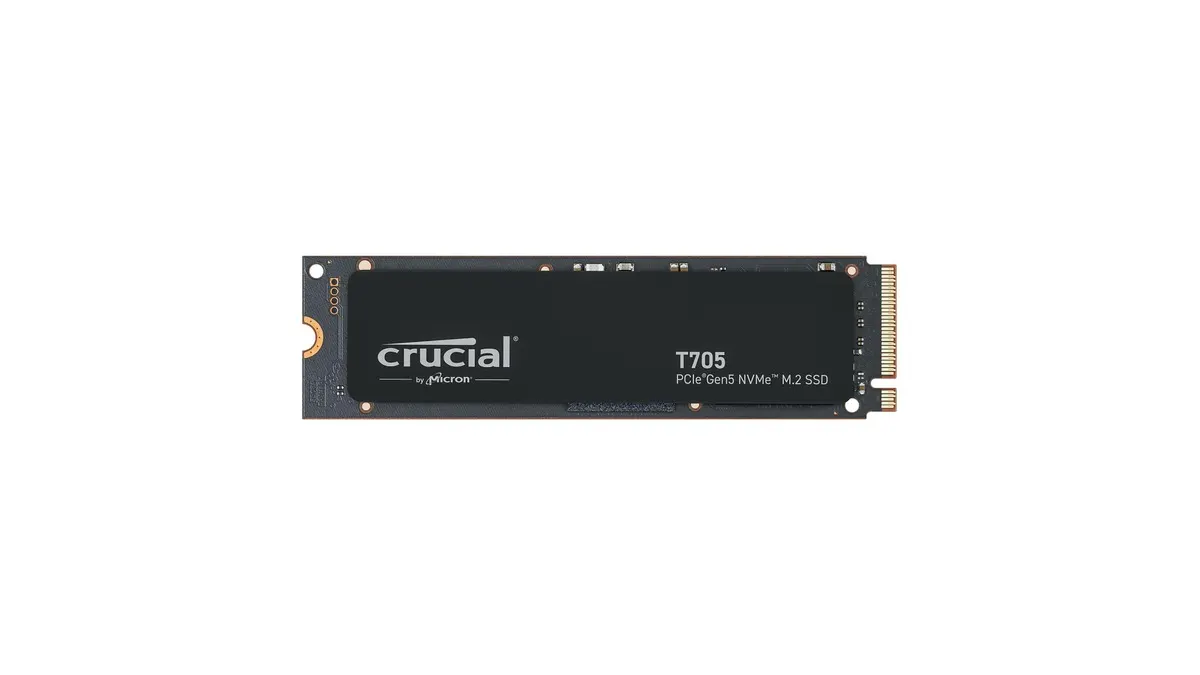 Die M.2-SSD Crucial T705 vor weißem Hintergrund.