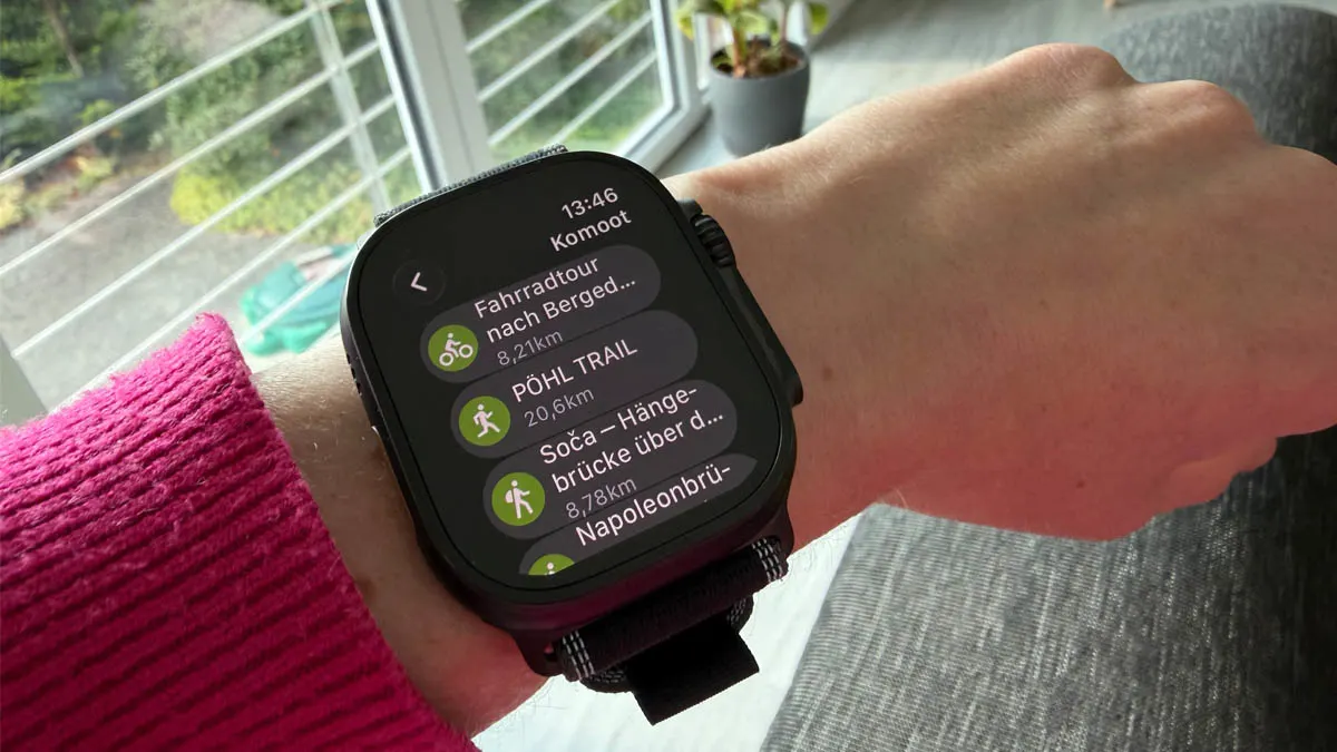 Franzi schaut sich Strecken in der Komoot-App auf der Apple Watch Ultra 3 an.