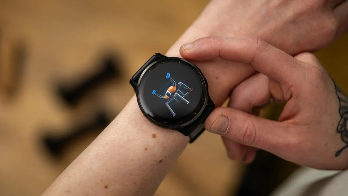 Franzi startet ein animiertes Krafttraining auf der Garmin Venu 3.
