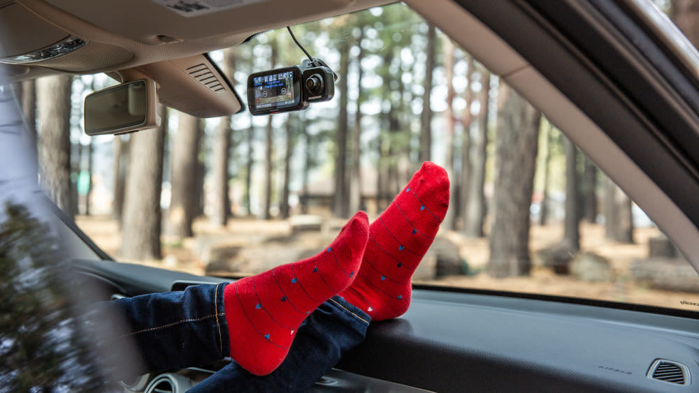 Dashcam Nextbase 622GW Frau mit roten Socken