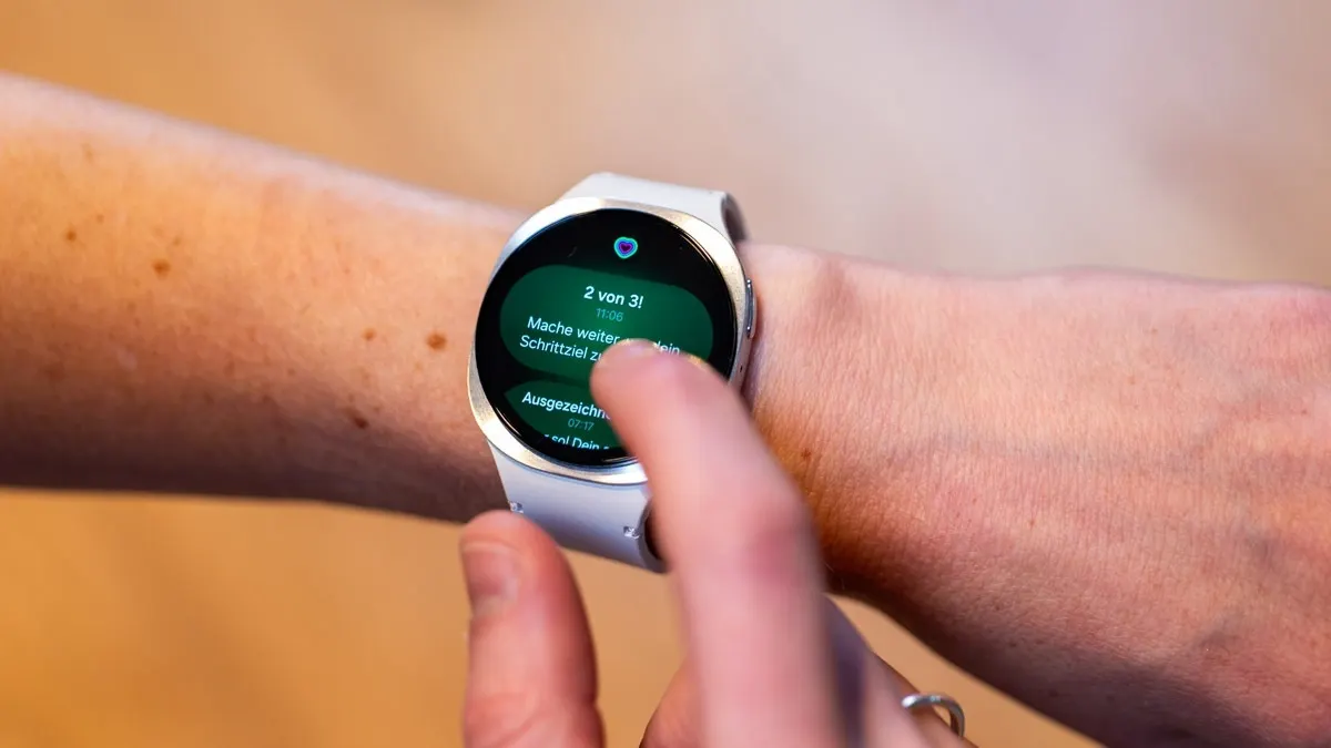Franzi tippt auf das Display der Samsung Galaxy Watch8, das Benachrichtigungen anzeigt.