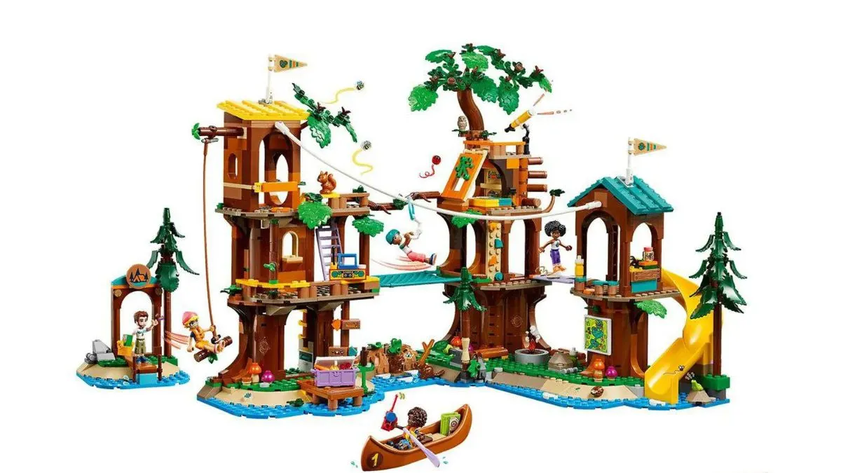 Ein mehrteiliges Lego-Baumhaus-Set mit Figuren, Seilrutsche, Kanu und viel Zubehör auf weißem Grund.