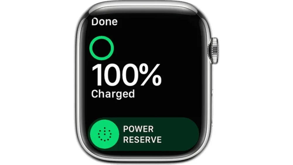 Auf dem Display einer Smartwatch wird der Ladestand von 100 % angezeigt. Der Energiesparmodus ist ebenfalls aktiviert.