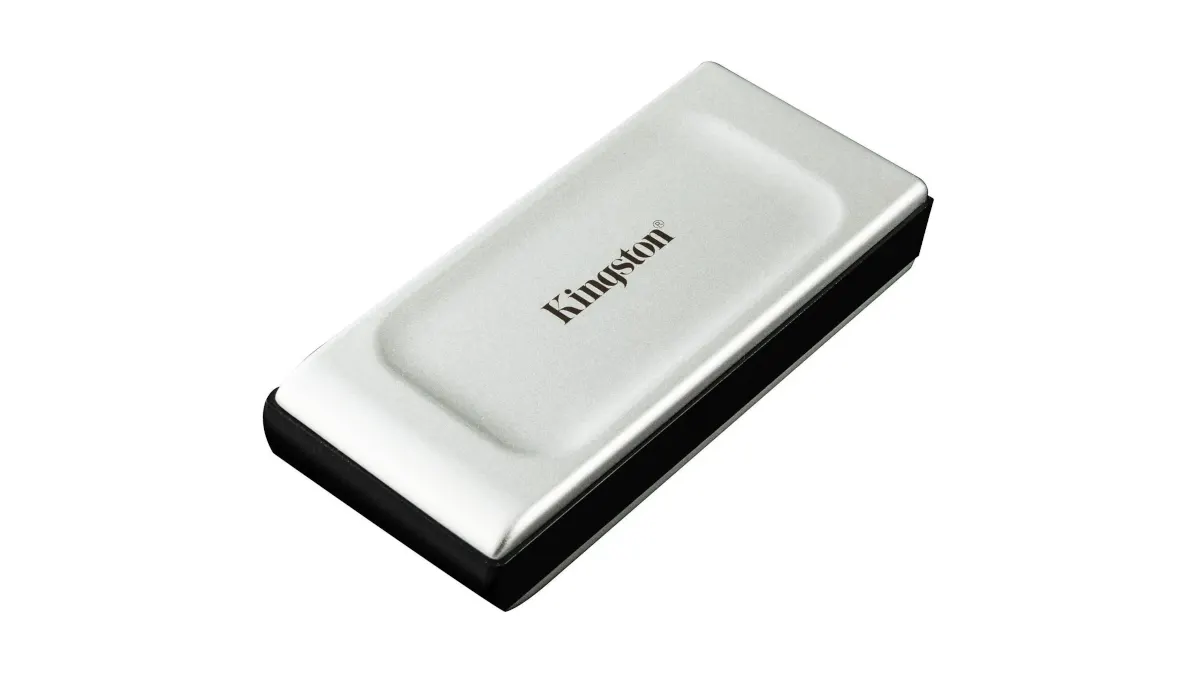 Ein rechteckiger, silberfarbener USB-Stick von Kingston liegt auf einem weißen Untergrund. Das Gehäuse hat schwarze Seiten.