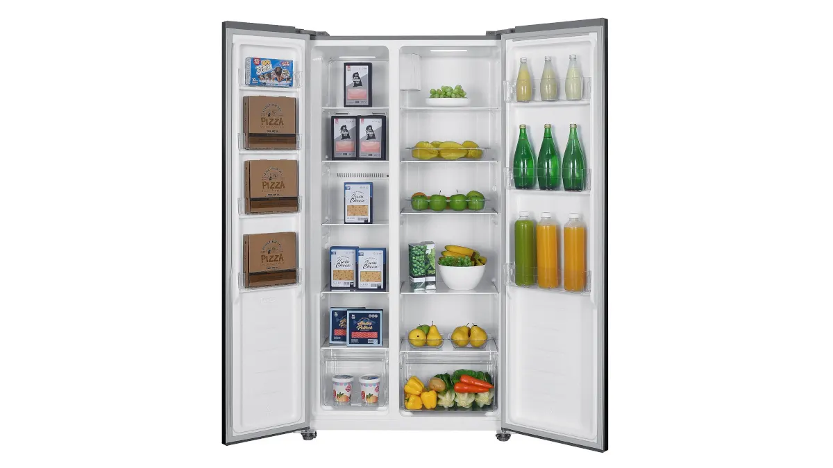 Der Side-by-Side-Kühlschrank KOENIC KDD 171 E IN NF vor weißem Hintergrund.