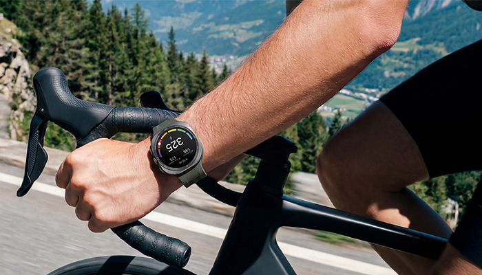 Samsung Galaxy Watch Ultra2 am Handgelenk eines Radfahrers in den Bergen. Robuste Smartwatch für Sport, Outdoor-Abenteuer und Fitness.
