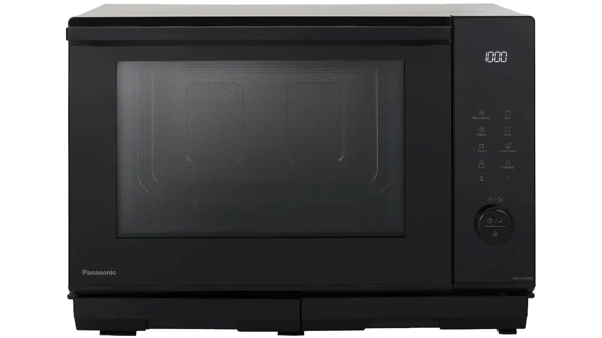 Die Mikrowelle Panasonic NN-DS59NMETG vor weißem Hintergrund.