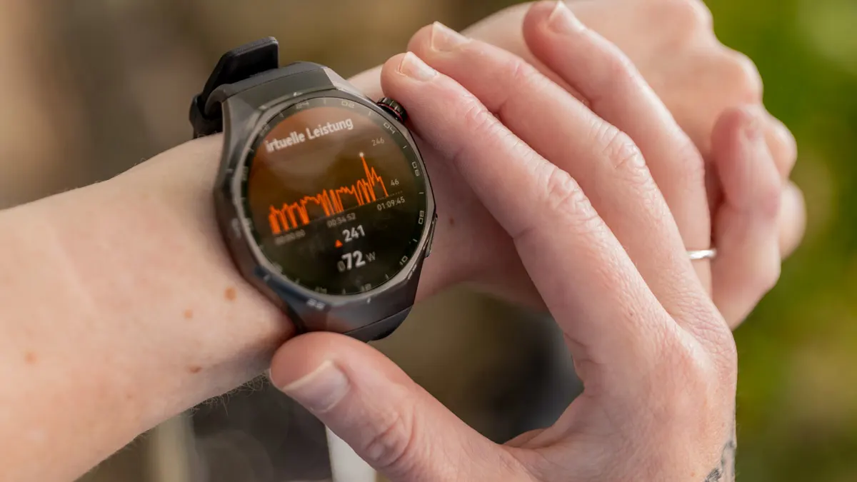 Franzi schaut sich die virtuelle Leistung bei einer Fahrradtour auf der Huawei Watch GT 6 Pro an.