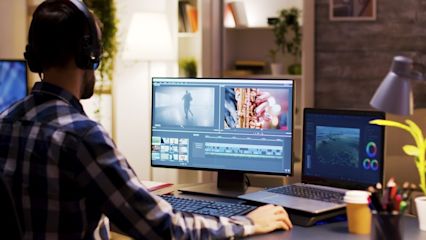 Eine Person beim Arbeiten vor einem Monitor