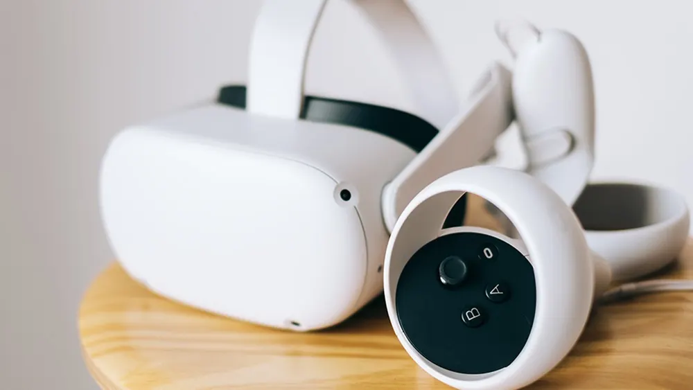 Das Meta Quest 2 Headset mit Touch-Controllern