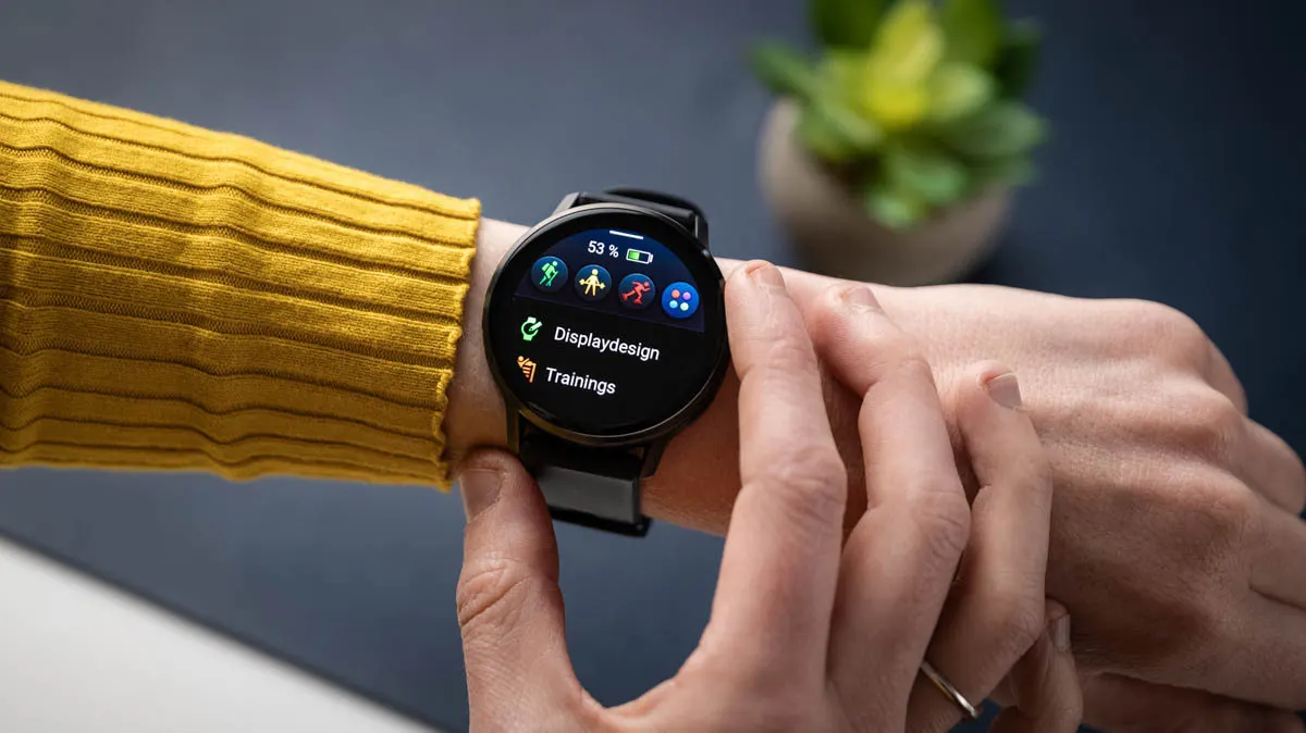 Franzi ruft das Menü mit Sport- und anderen Apps auf der Garmin Venu 4 auf.