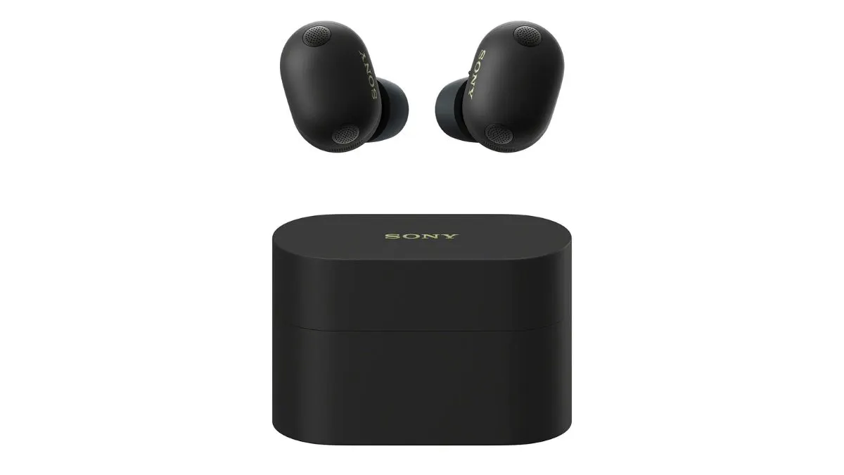 Die In-Ear-Kopfhörer Sony WF-1000XM6 samt Ladecase vor weißem Hintergrund.