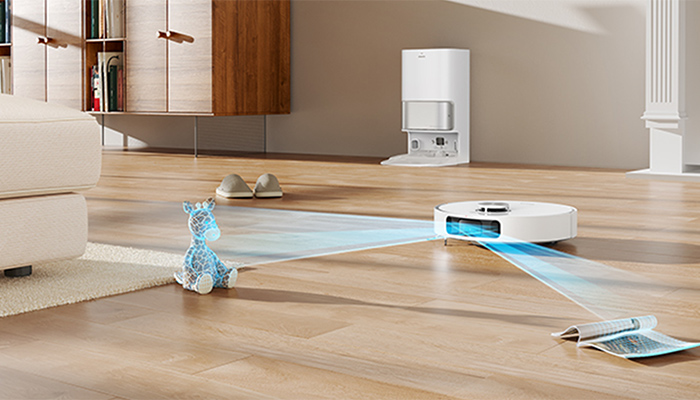 Ein weißer Roboterstaubsauger auf einem Holzboden, der von blauem Licht umgeben ist, reinigt in einem Wohnzimmer.