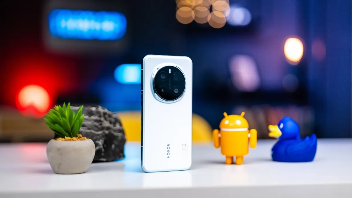 Das Honor Magic7 Pro steht auf einem Tisch zwischen bunten Deko-Elementen.