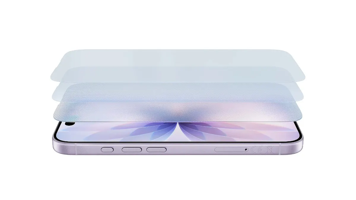 Über einem iPhone 17 schweben mehrere Schutzfolien.