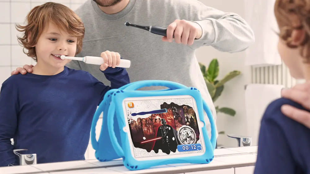 Ein Kind putzt seine Zähne mit der Disney Timer App.