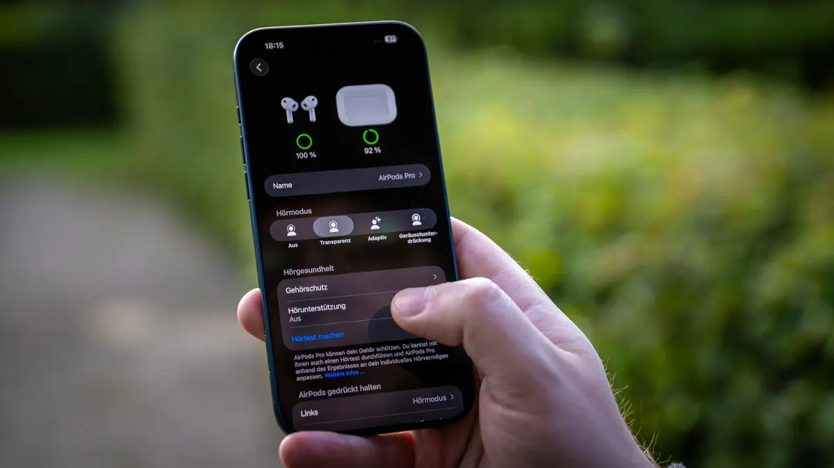 Andreas‘ Hand hält ein iPhone, auf dem die AirPods-Einstellungen zu sehen sind.