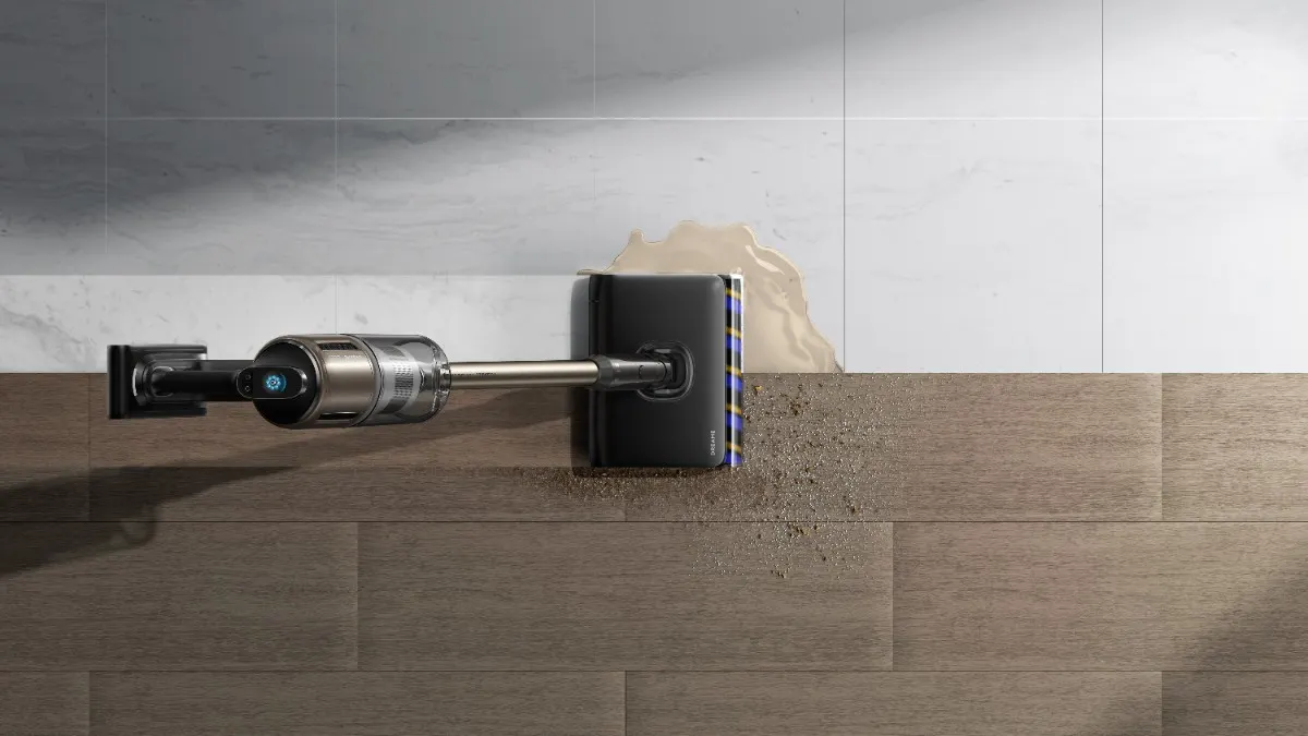 Der Dreame Z30 Pro Aqua von oben: Er nimmt auf zwei verschiedenen Untergründen trockenen Schmutz und Flüssigkeiten auf.