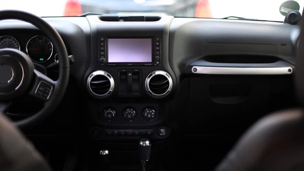 Blick auf das Dashboard eines Autos mit Navigationssystem