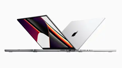 Zwei silberne Laptops stehen auf einem weißen Hintergrund, einer mit geöffnetem Bildschirm, der andere mit geschlossenem Deckel und Apple-Logo.