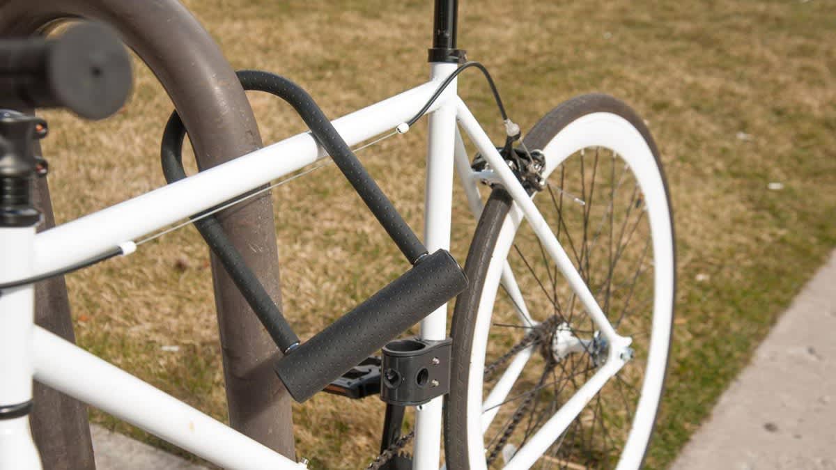 Ein Fahrrad ist mit dem Fahrradschloss Noke U-Lock an einem Geländer befestigt.