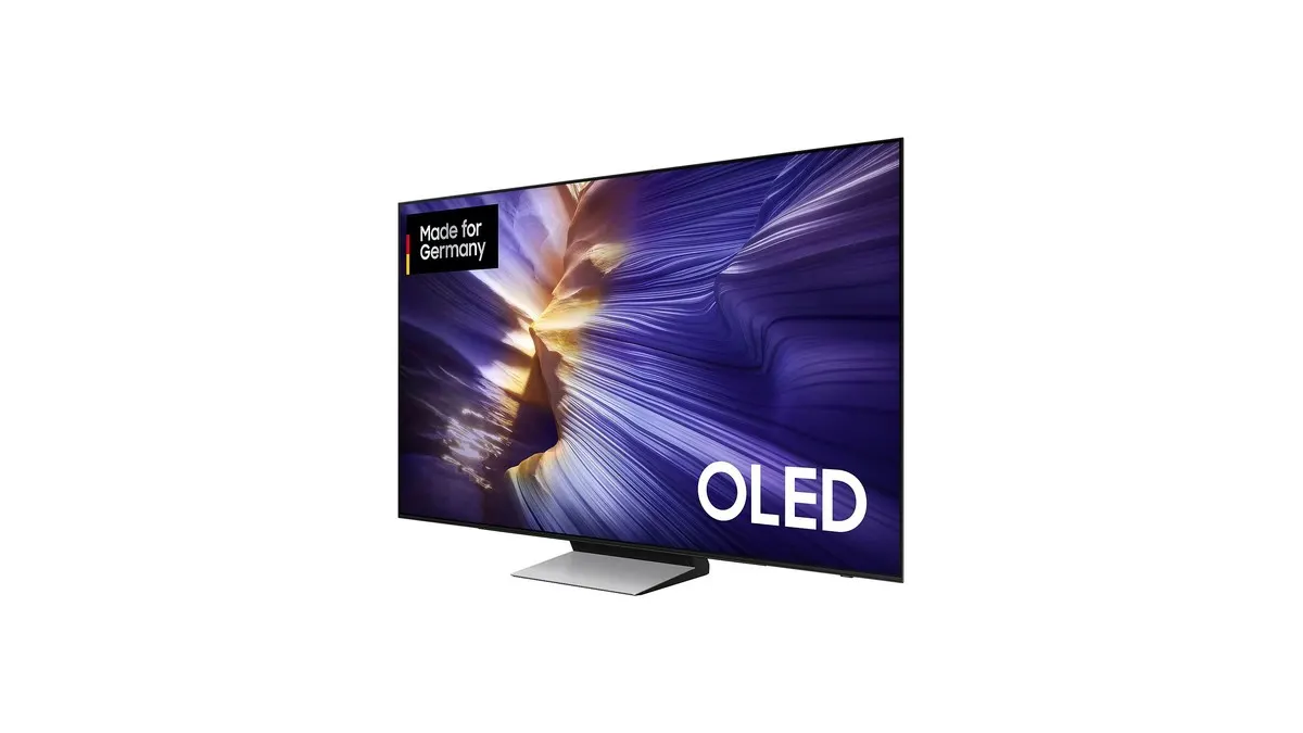 Der Samsung S90F vor weißem Hintergrund.