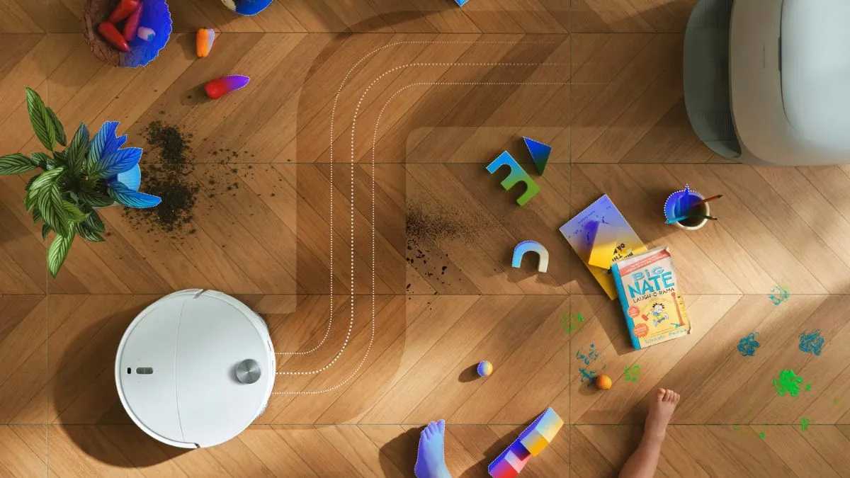 Der Saugroboter Roborock Qrevo Curv 2 ProX umfährt Spielsachen, ein spielendes Kind und eine Pflanze auf einem Fußboden.