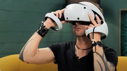 Ein Mann (Wolf) zockt ein Spiel über die PlayStation VR2.