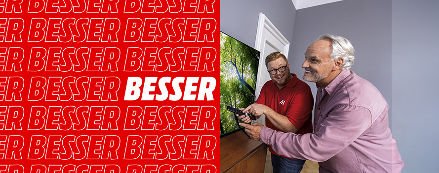 Kunde lässt sich die Vorteile der TV-Kalibrierung erklären 