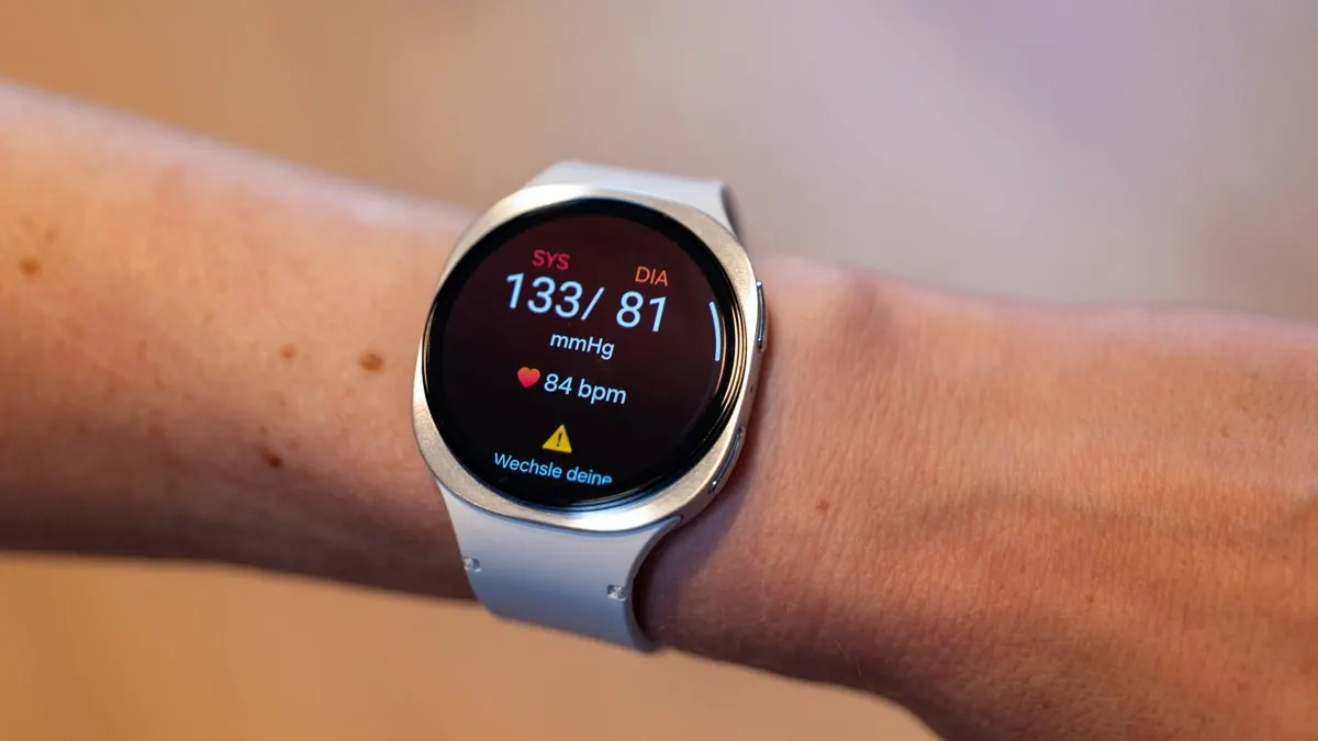 Die Samsung Galaxy Watch8 zeigt gemessene Blutdruckwerte an.