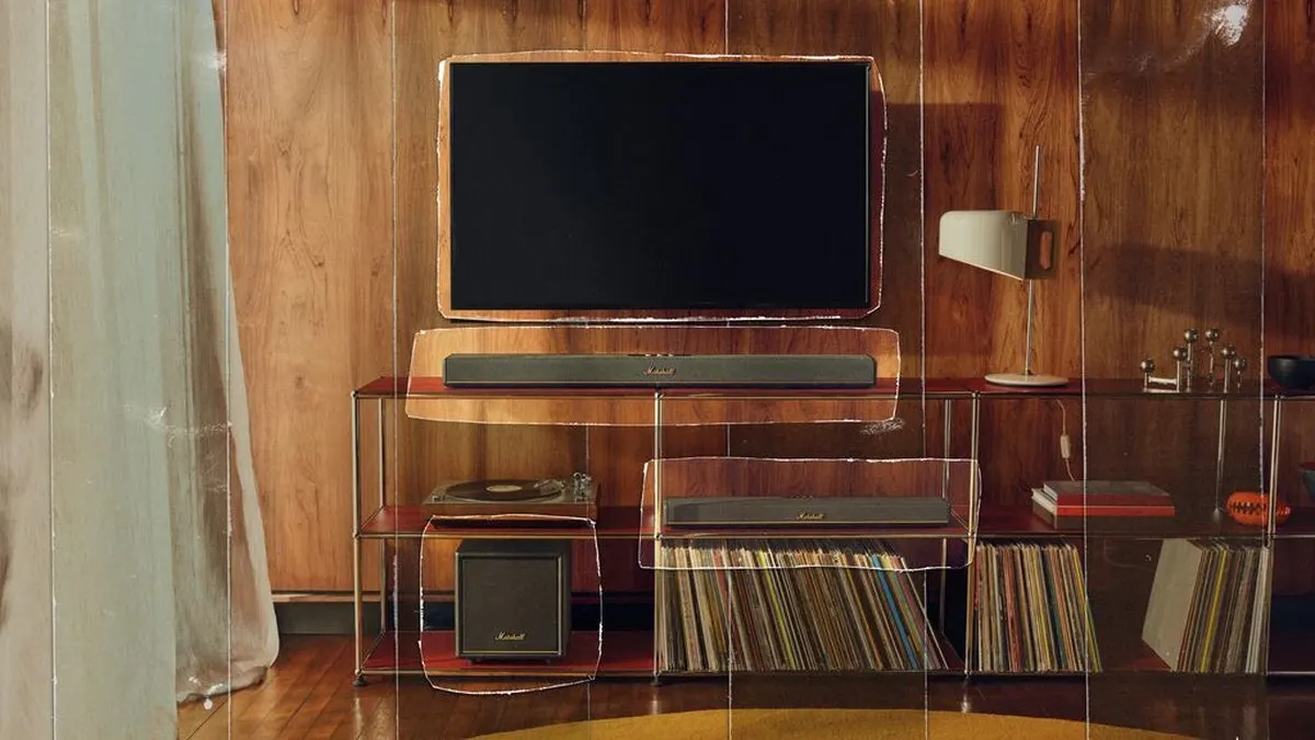 Ein Fernseher, die Soundbars Marshall Heston 120 und Heston 60 sowie der Subwoofer Heston Sub 200 stehen in einem Wohnzimmer mit Vintage-Look.