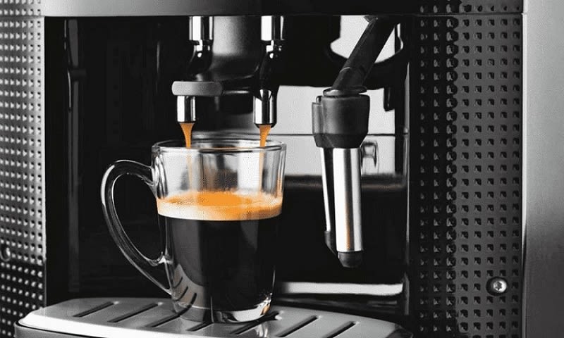 Funktionsfaehiger KRUPS EA8108 Kaffeevollautomat in schwarz mit frischem Kaffee