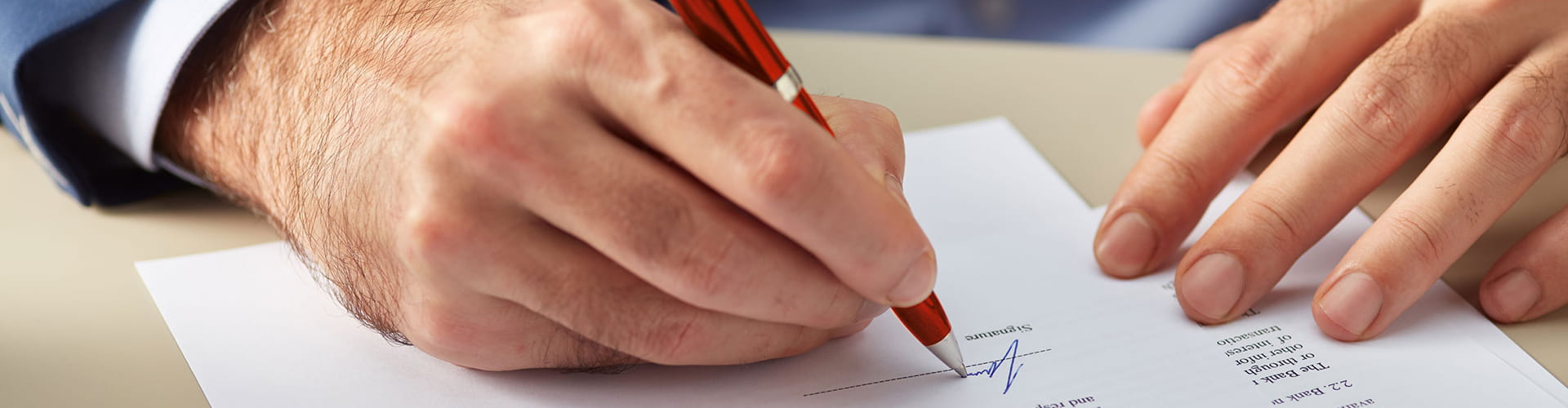 Werbegrafik mit der Aufschrift „0% Finanzierung – bis zu 18 Monate“ in großer roter Schrift, im Hintergrund dasselbe Textmuster in hellgrauer Wiederholung.